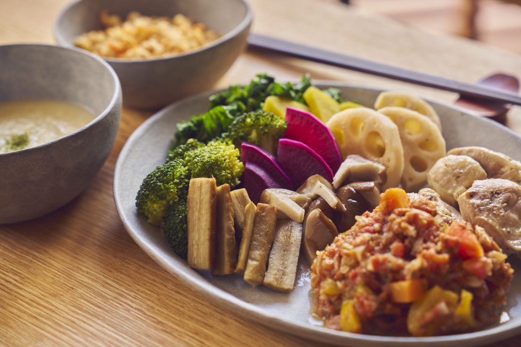 FIT FOOD® 100のパーツを器に盛り付けた食卓
